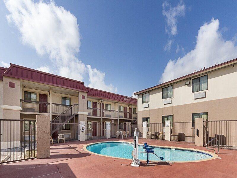 Super 8 By Wyndham New Braunfels I-35 Hotel Exterior photo