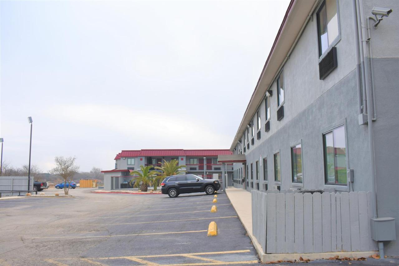 Super 8 By Wyndham New Braunfels I-35 Hotel Exterior photo