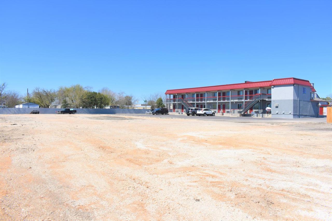 Super 8 By Wyndham New Braunfels I-35 Hotel Exterior photo