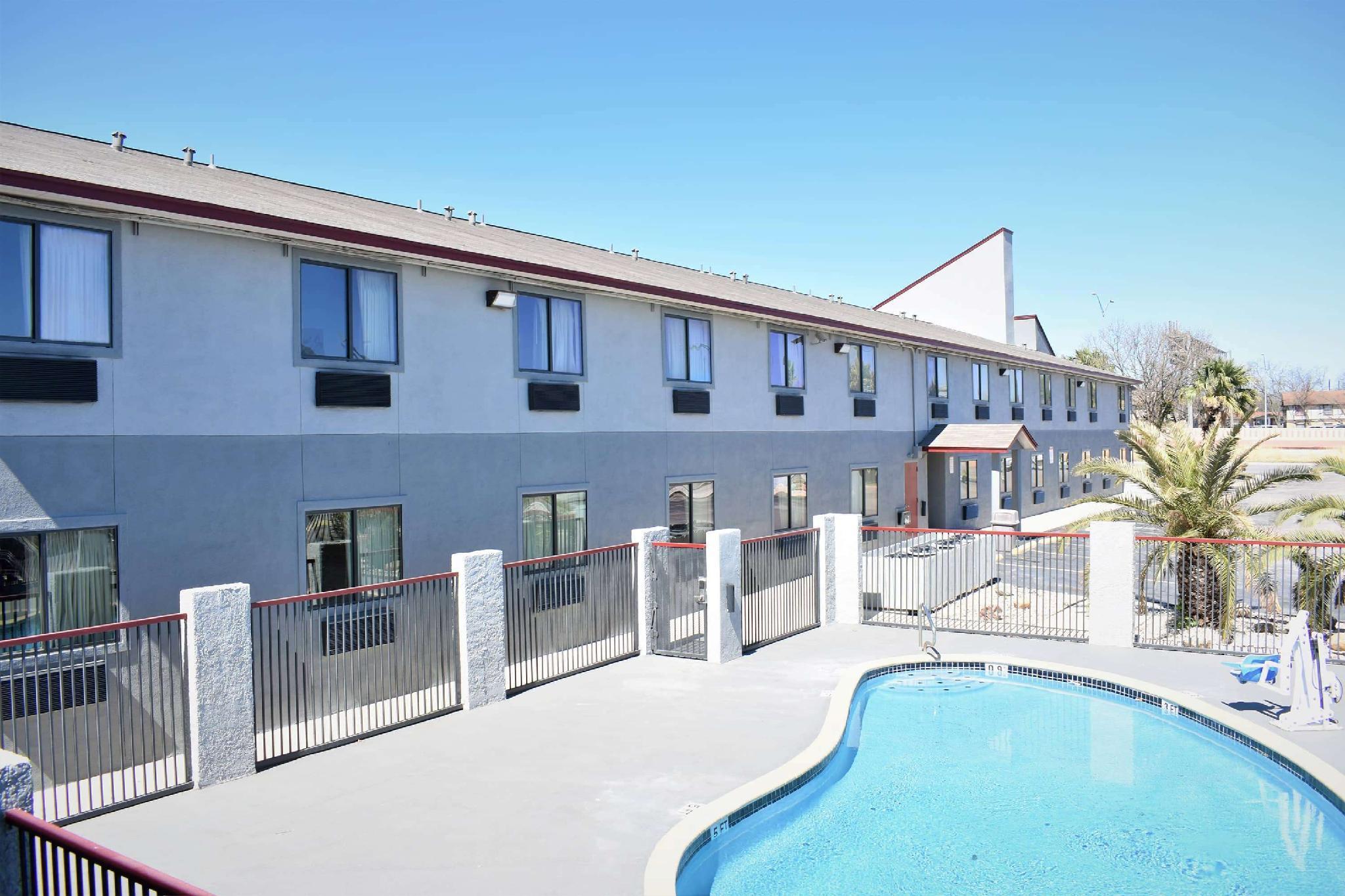 Super 8 By Wyndham New Braunfels I-35 Hotel Exterior photo