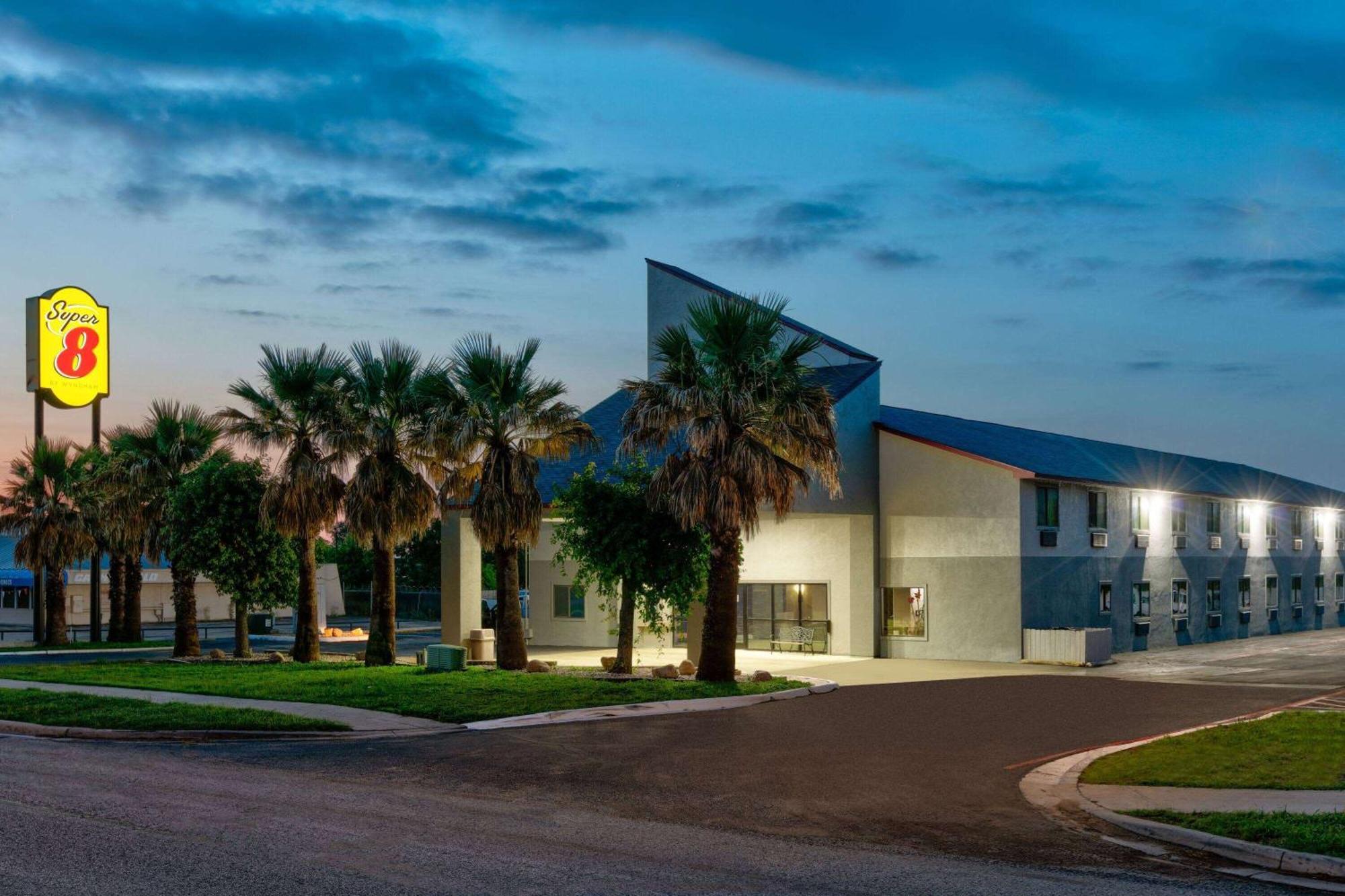 Super 8 By Wyndham New Braunfels I-35 Hotel Exterior photo