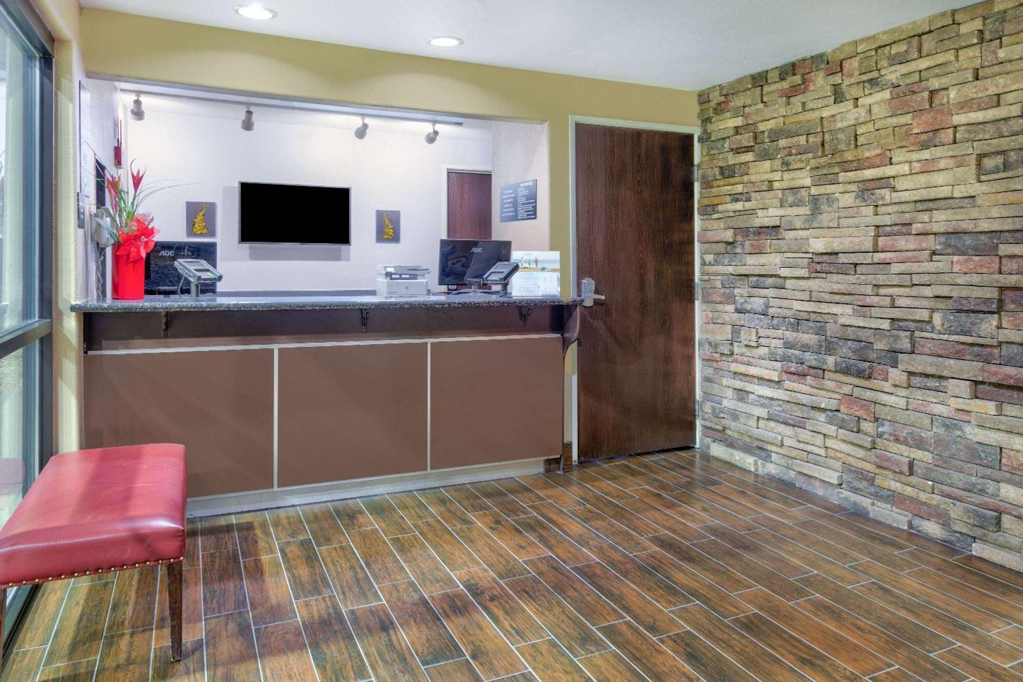 Super 8 By Wyndham New Braunfels I-35 Hotel Exterior photo