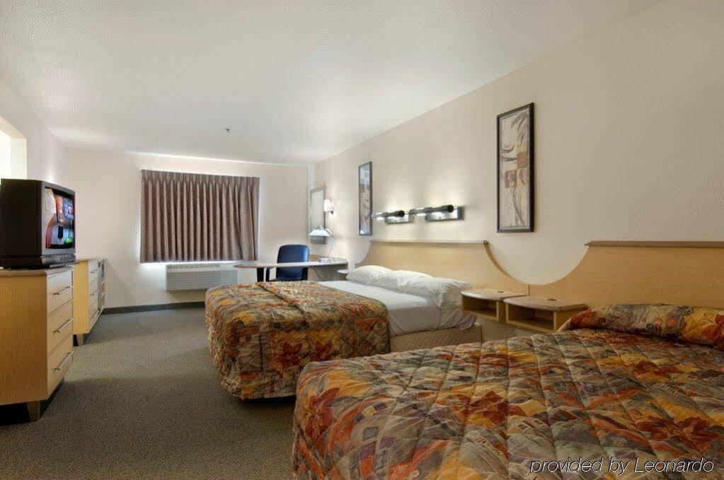Super 8 By Wyndham New Braunfels I-35 Hotel Exterior photo